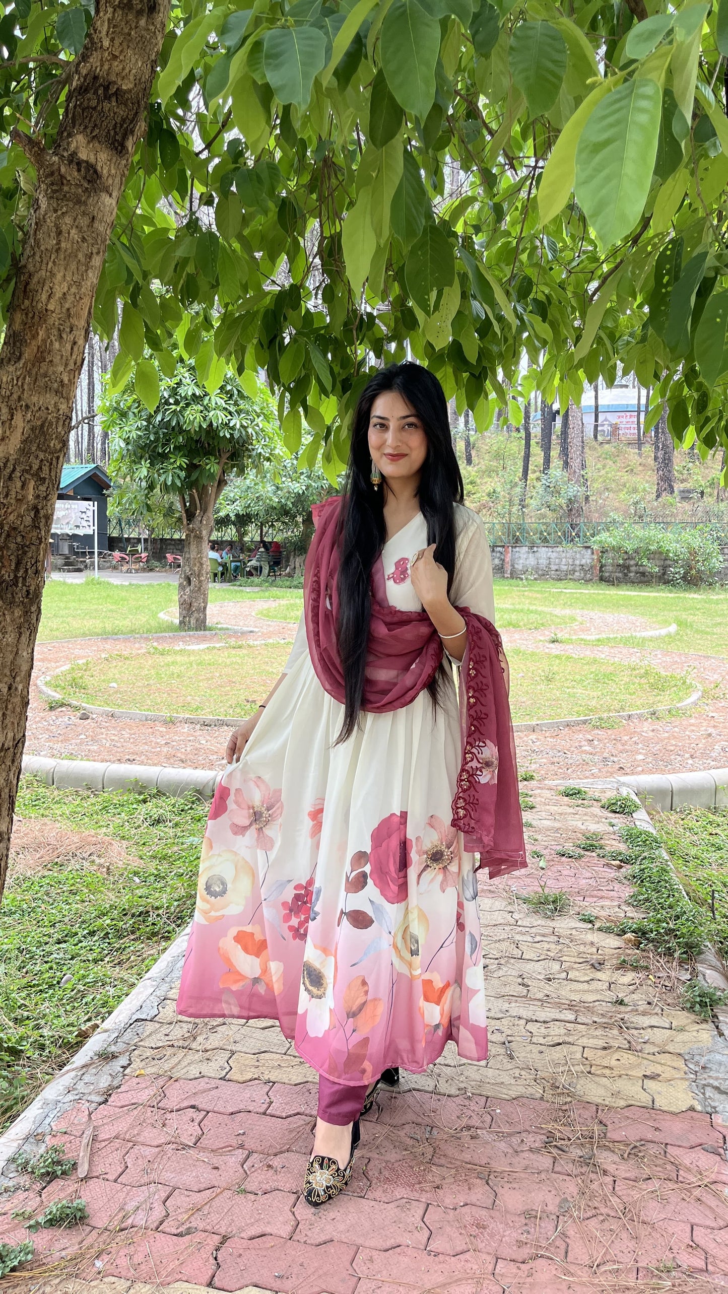 The Lady Crown – White Floral Print Chiffon 3-Piece Suit Set with Embroidery & Handwork