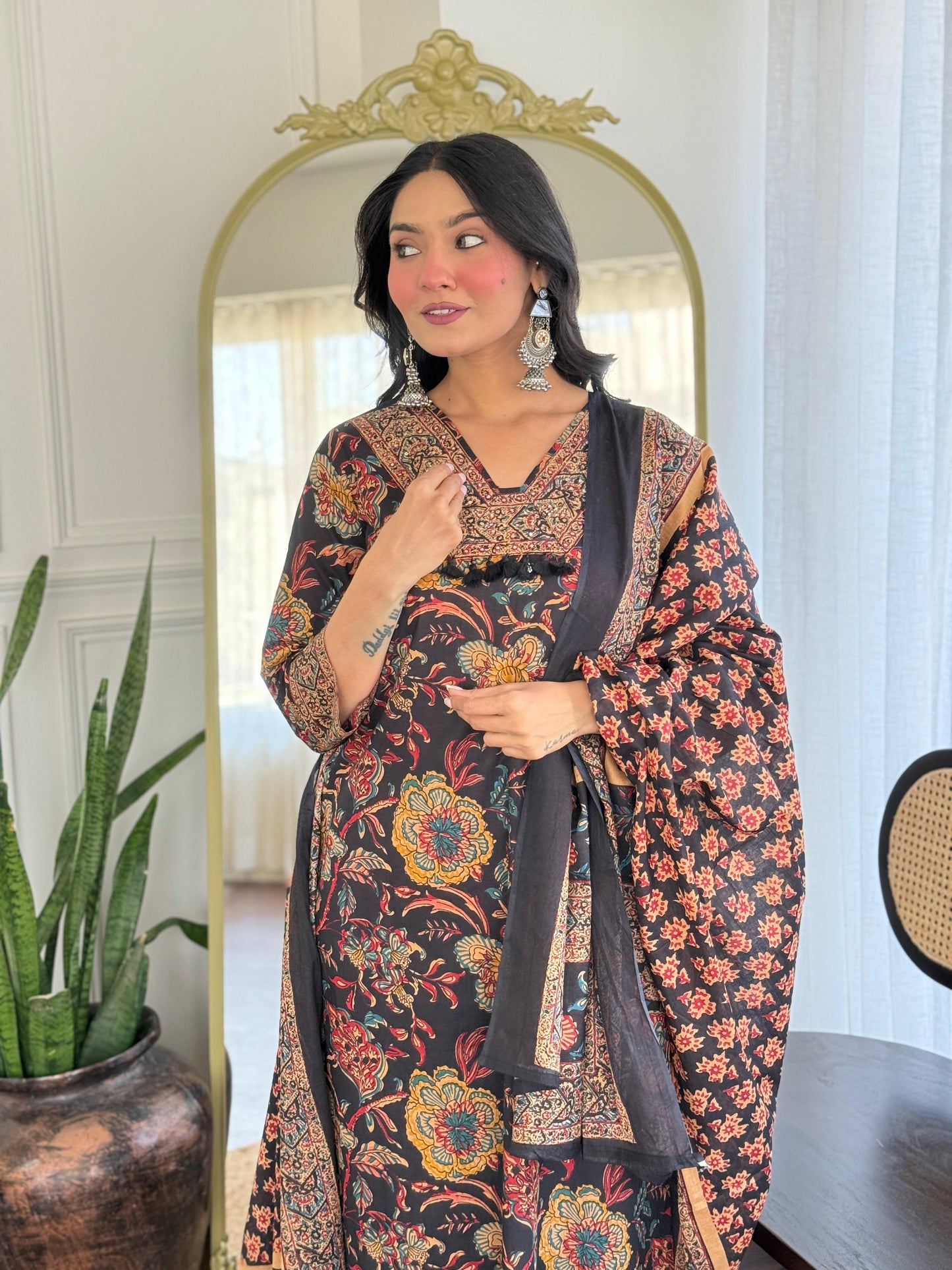 The Lady Crown – Black Floral Pure Cotton 3-Piece Suit Set with Handwork & Mulmul Dupatta