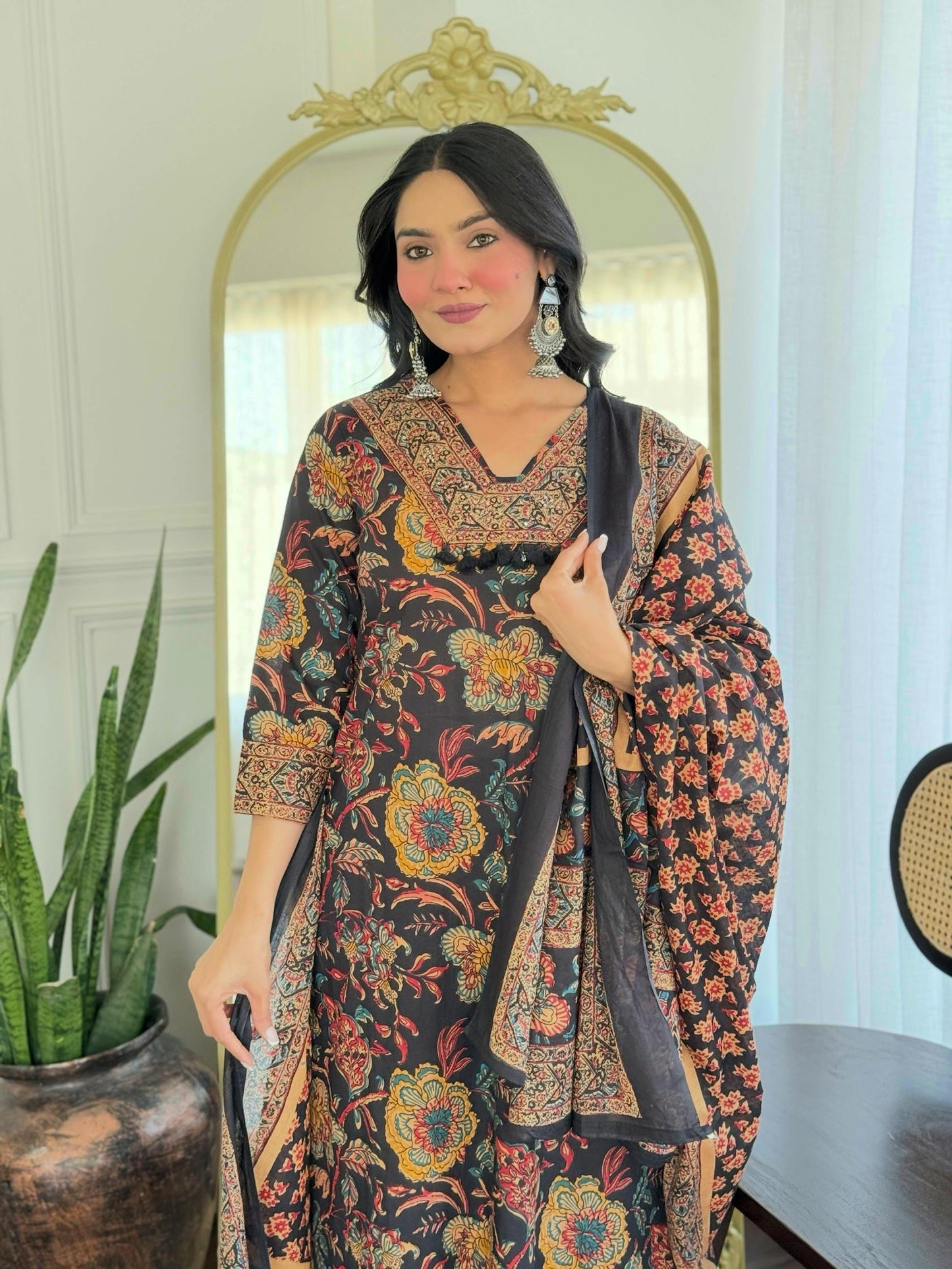 The Lady Crown – Black Floral Pure Cotton 3-Piece Suit Set with Handwork & Mulmul Dupatta