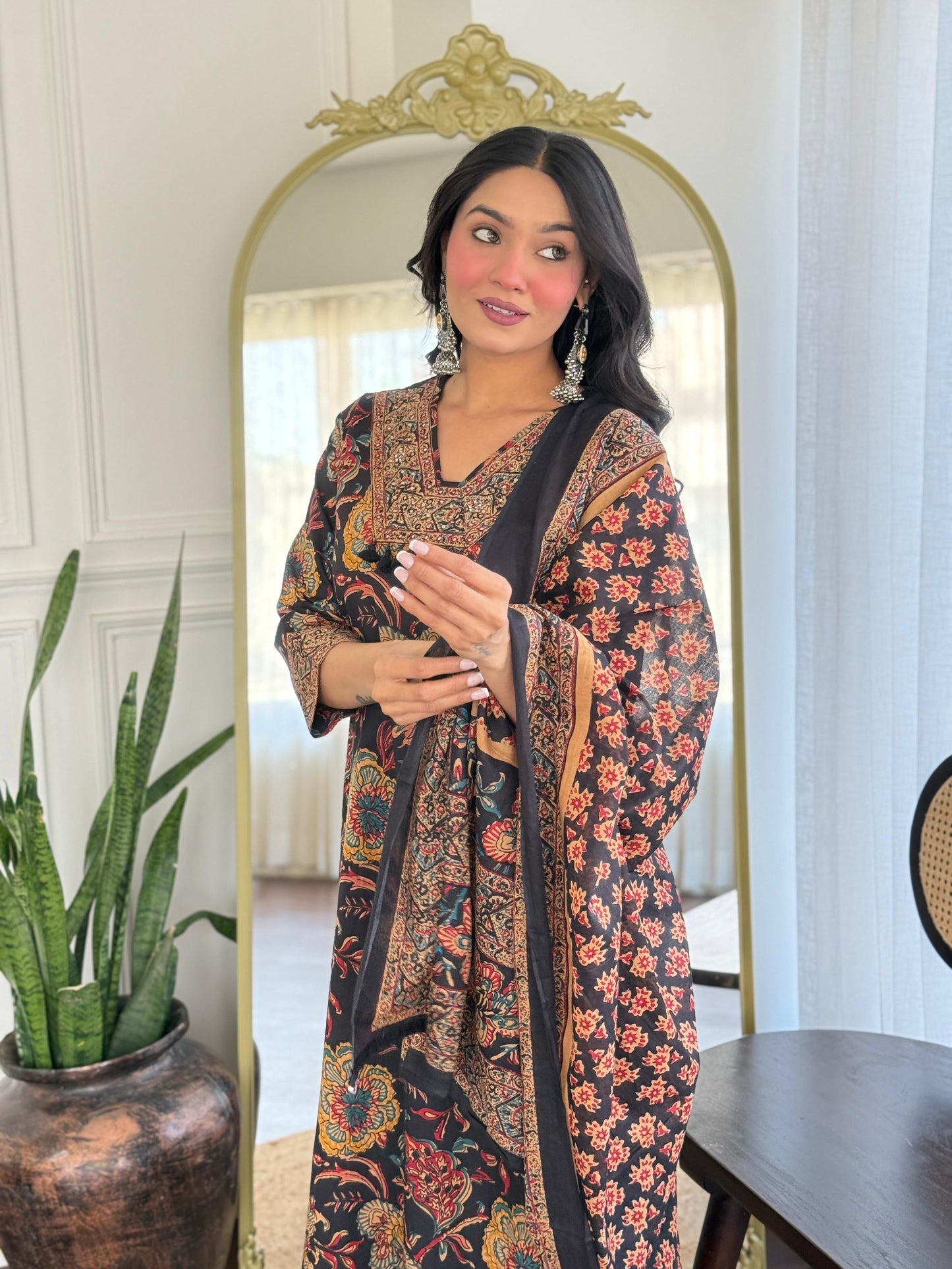 The Lady Crown – Black Floral Pure Cotton 3-Piece Suit Set with Handwork & Mulmul Dupatta