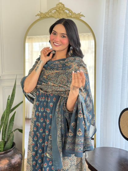 The Lady Crown – Cotton 3-Piece Suit Set with Sequence Embroidery & Mulmul Dupatta (2 Color Options)